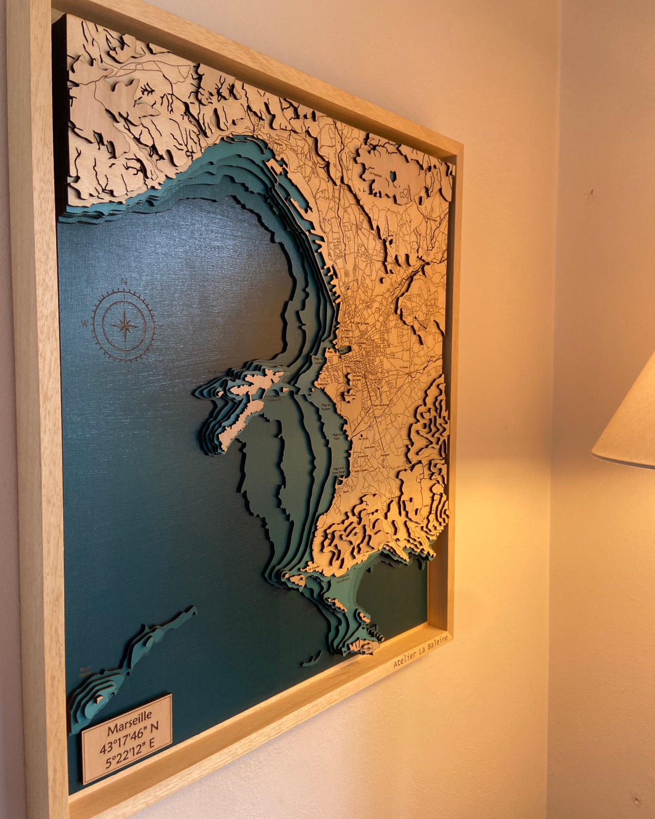 Carte en bois en relief : Marseille, vue de côté