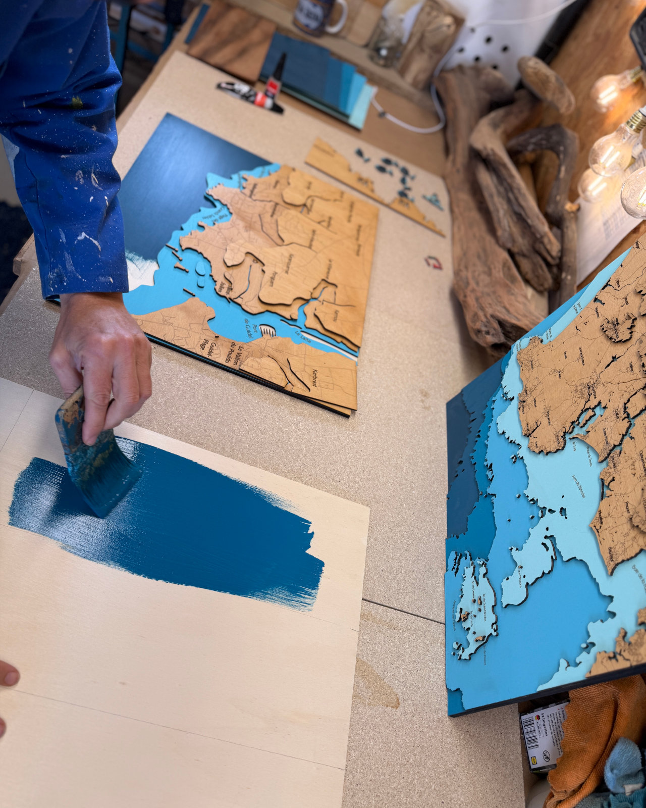 Peinture d'une carte en bois